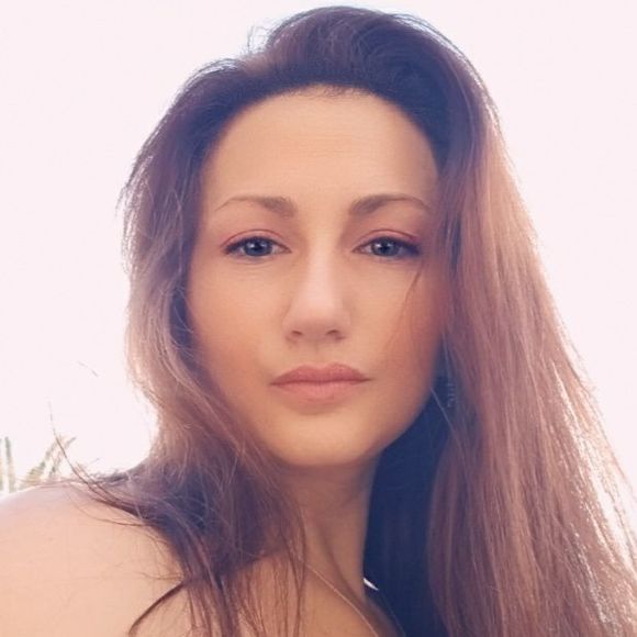 🦋Amanda, Poshmark Ambassador & Mentor🦋 - Picture 1 of 6